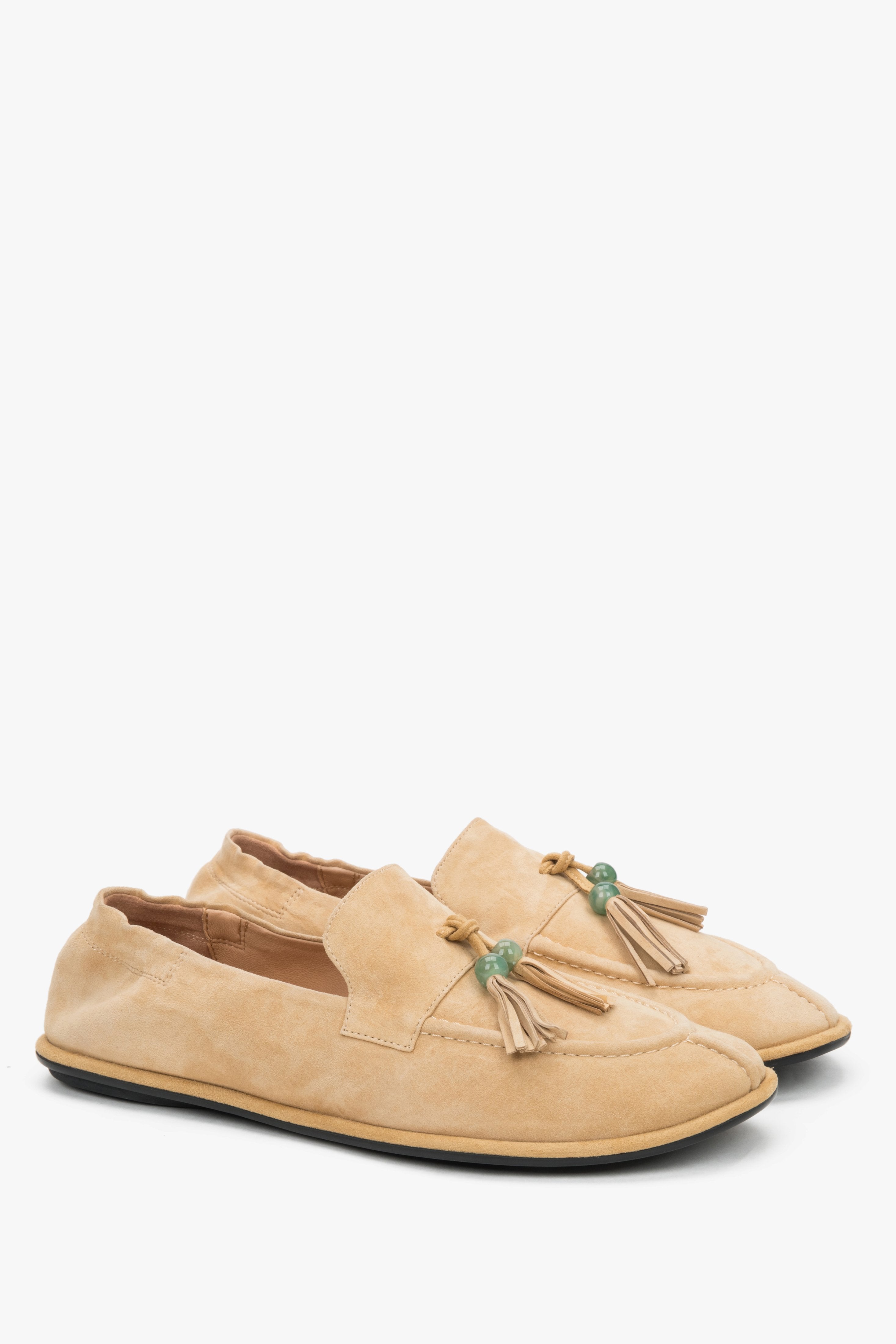 Schrägansicht der beigen Veloursleder-Loafer mit flexibler Sohle