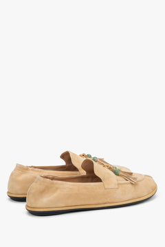 Rückwärtige Schrägansicht der beigen Barefoot-Loafer für Damen
