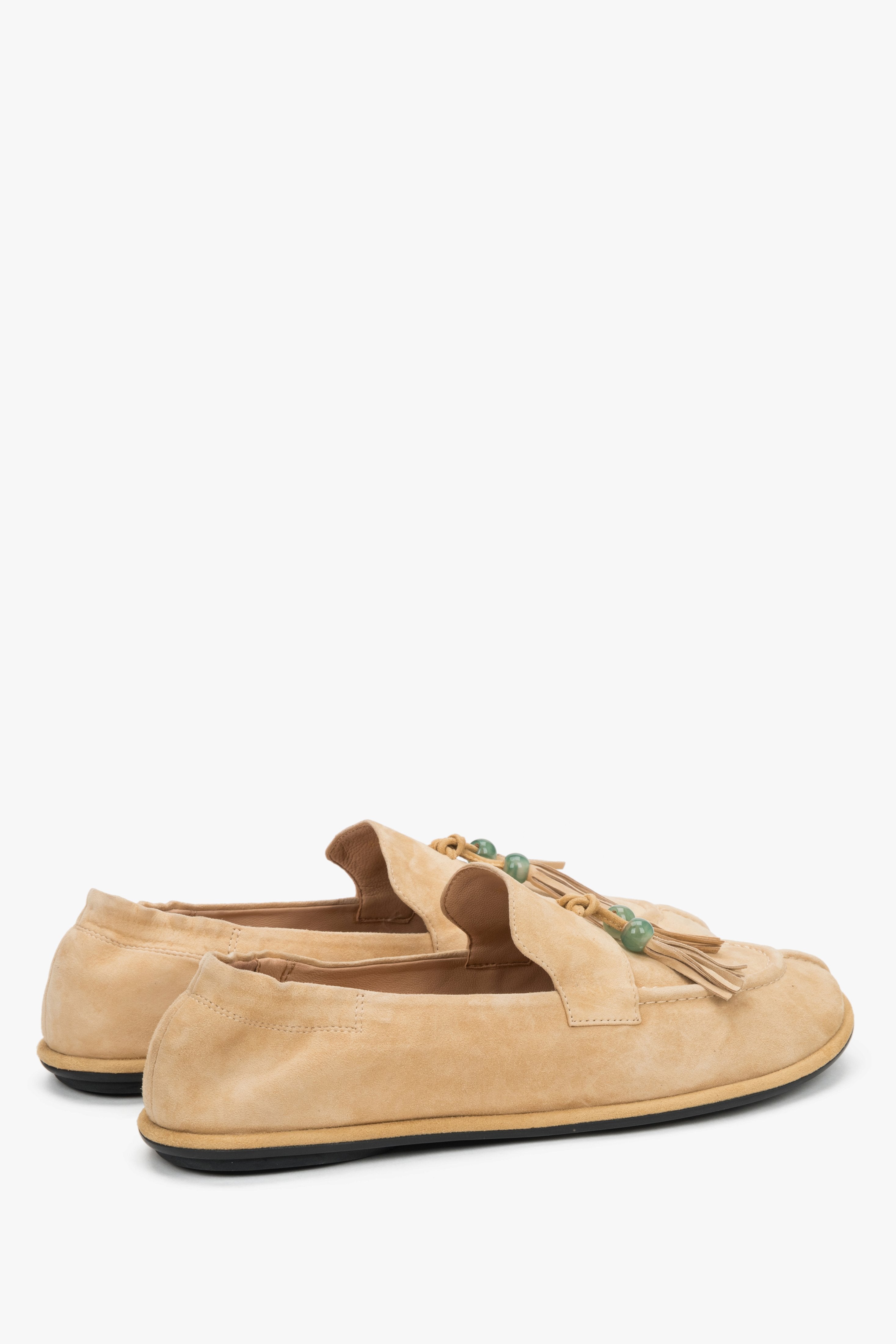 Rückwärtige Schrägansicht der beigen Barefoot-Loafer für Damen