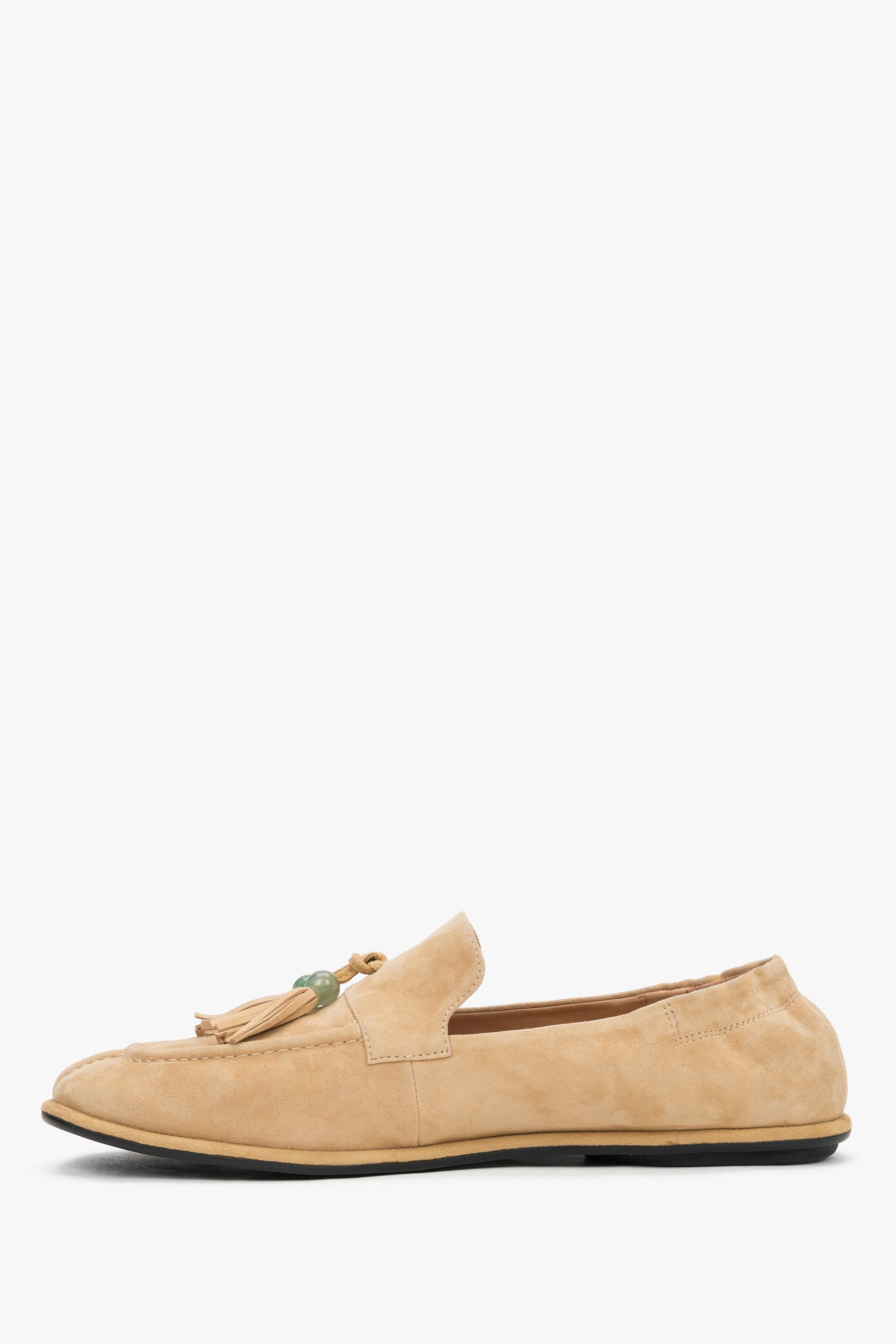 Linke Seitenansicht der beigen Veloursleder-Loafer mit flexibler Gummisohle