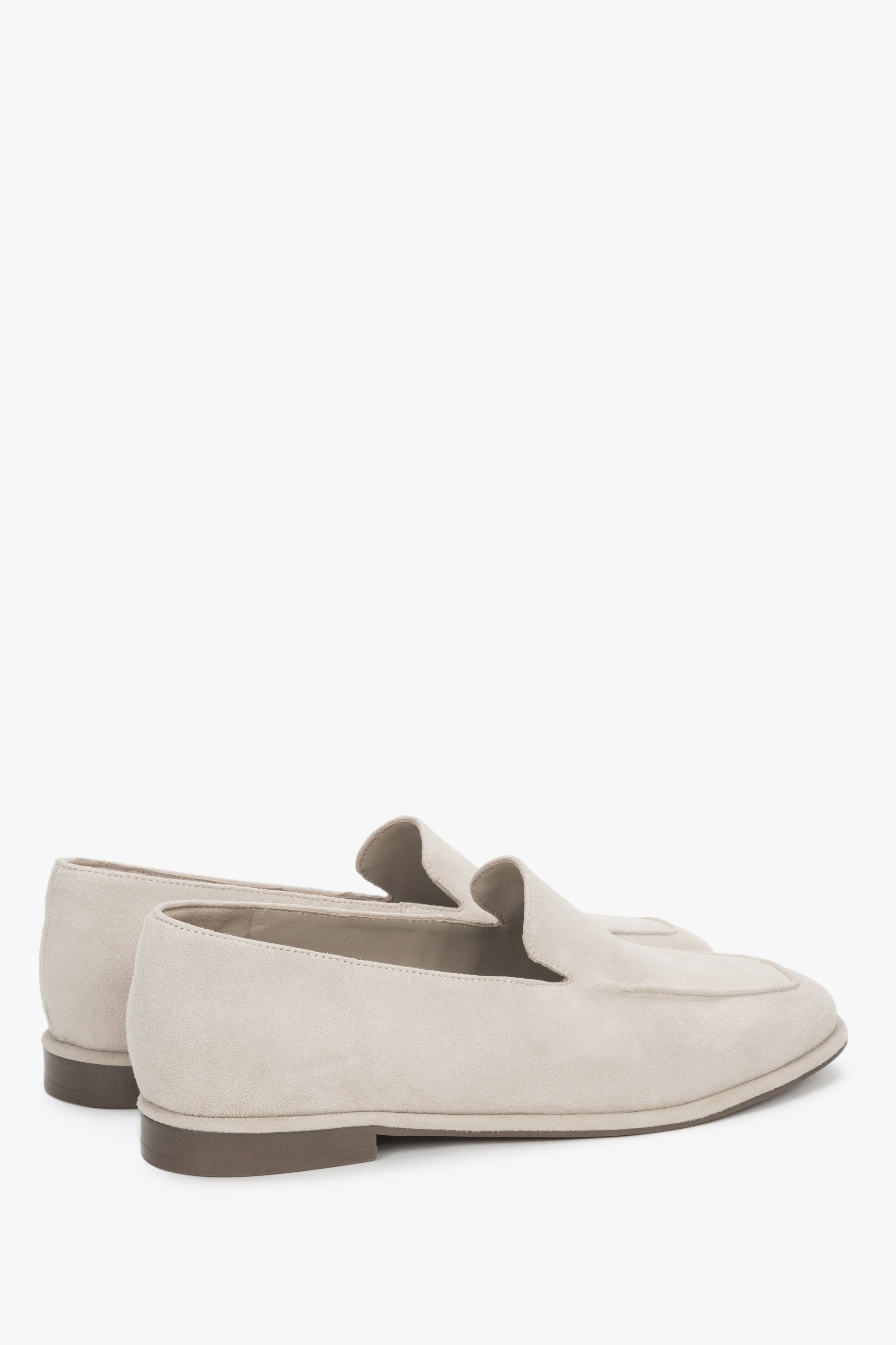 Beige Damen-Loafer aus Veloursleder in seitlicher Ansicht mit erhabenen Nähten