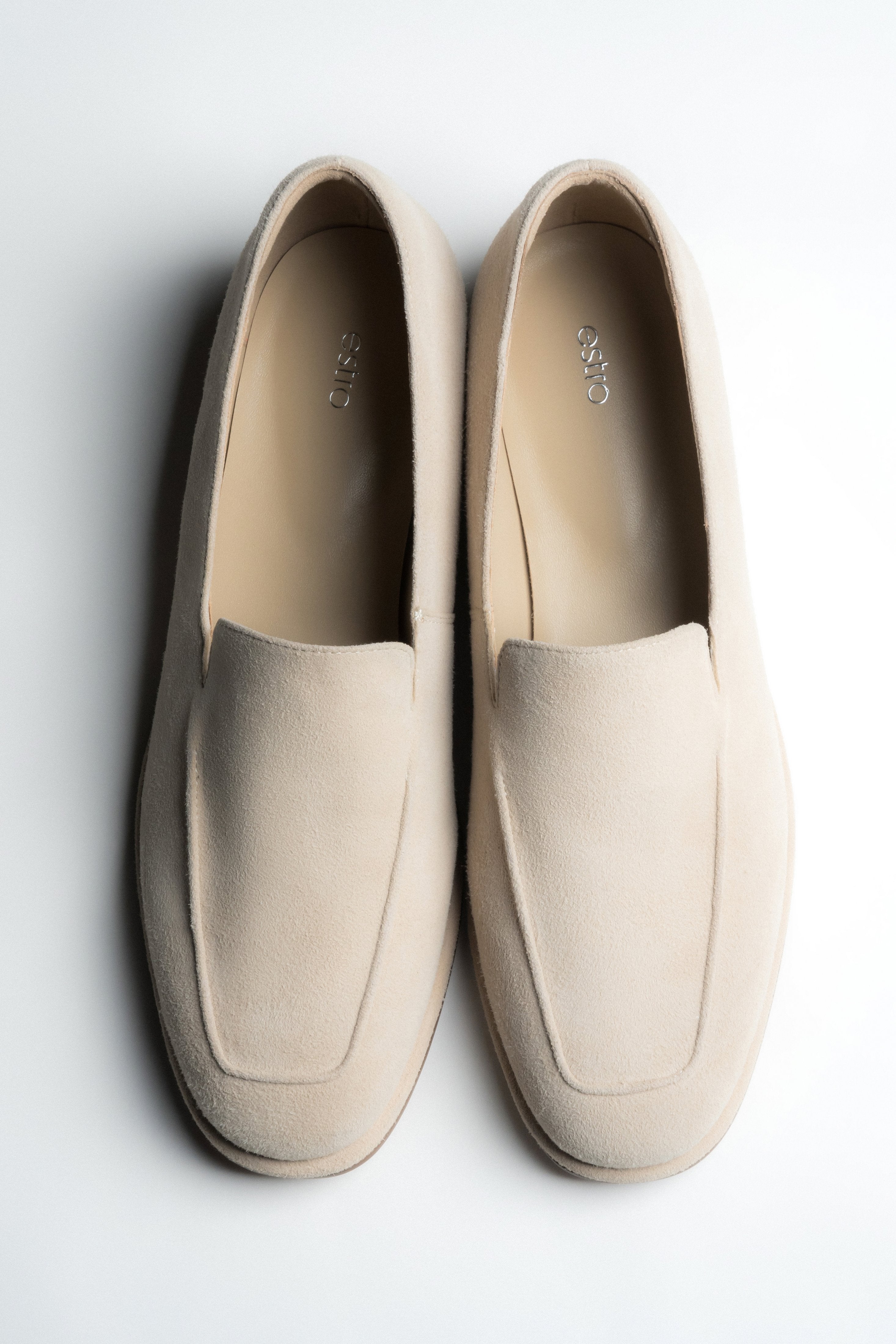 Beige Damen-Loafer aus natürlichem Veloursleder von oben als Paar