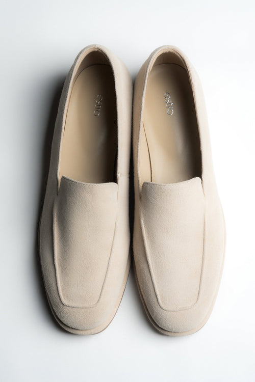 Beige Damen-Loafer aus natürlichem Veloursleder von oben als Paar