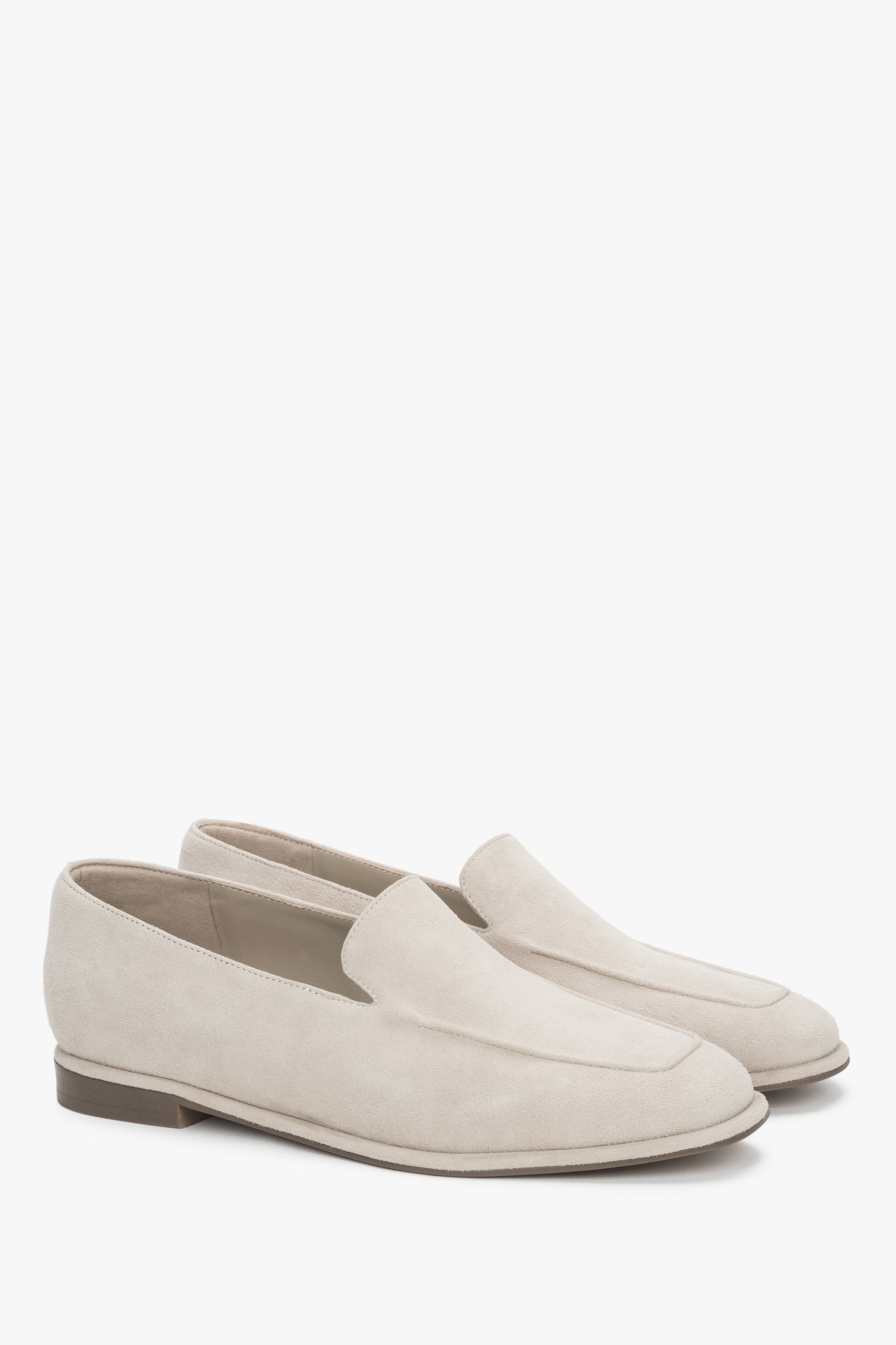 Beige Damen-Loafer aus Veloursleder in schräger Seitenansicht