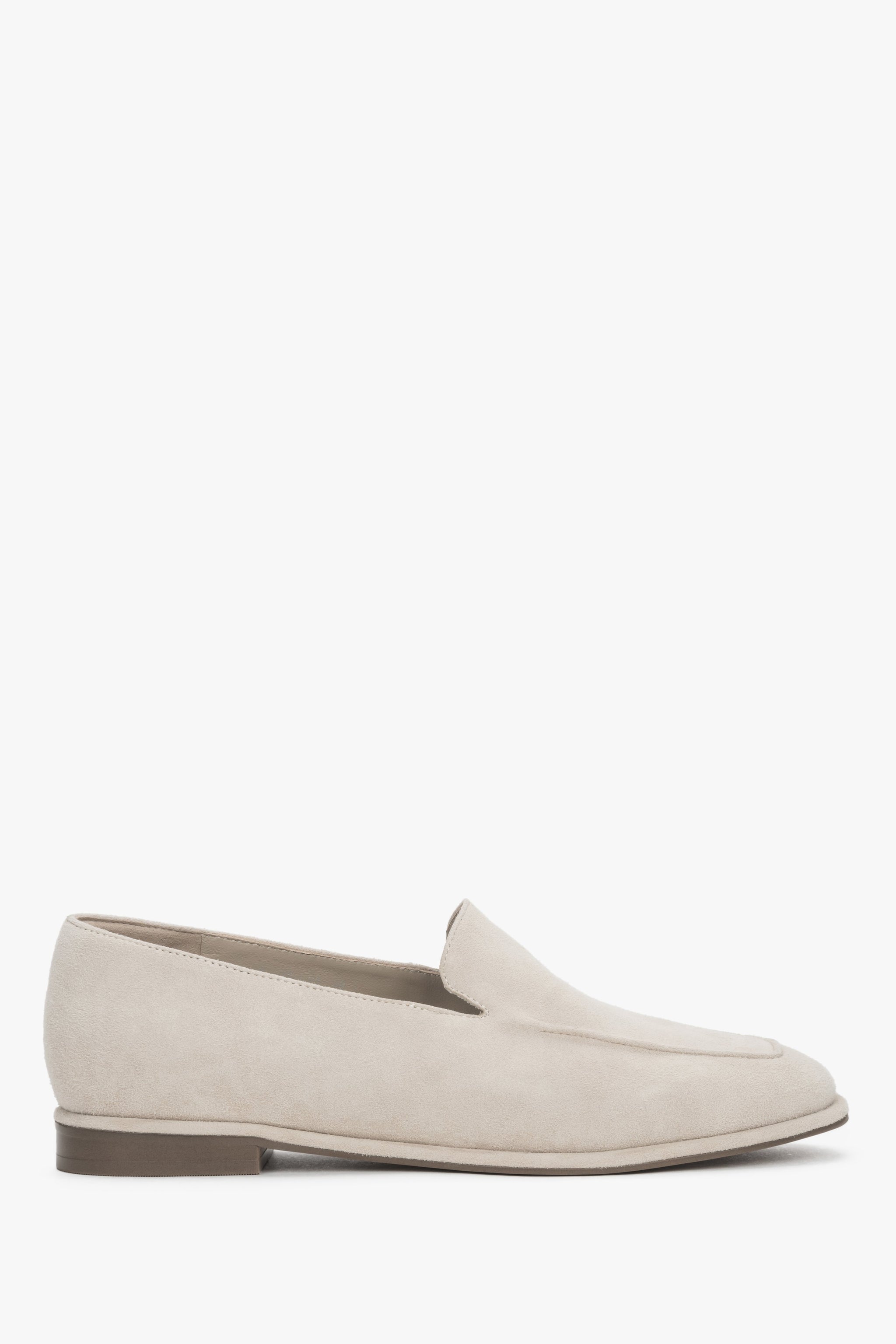 Beige Damen-Loafer aus natürlichem Veloursleder in seitlicher Profilansicht