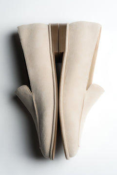 Beige Damen-Loafer aus Veloursleder in künstlerischer Ansicht mit langer Silhouette
