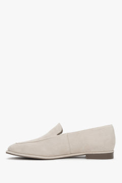 Beige Damen-Loafer aus Veloursleder in flacher Seitenansicht
