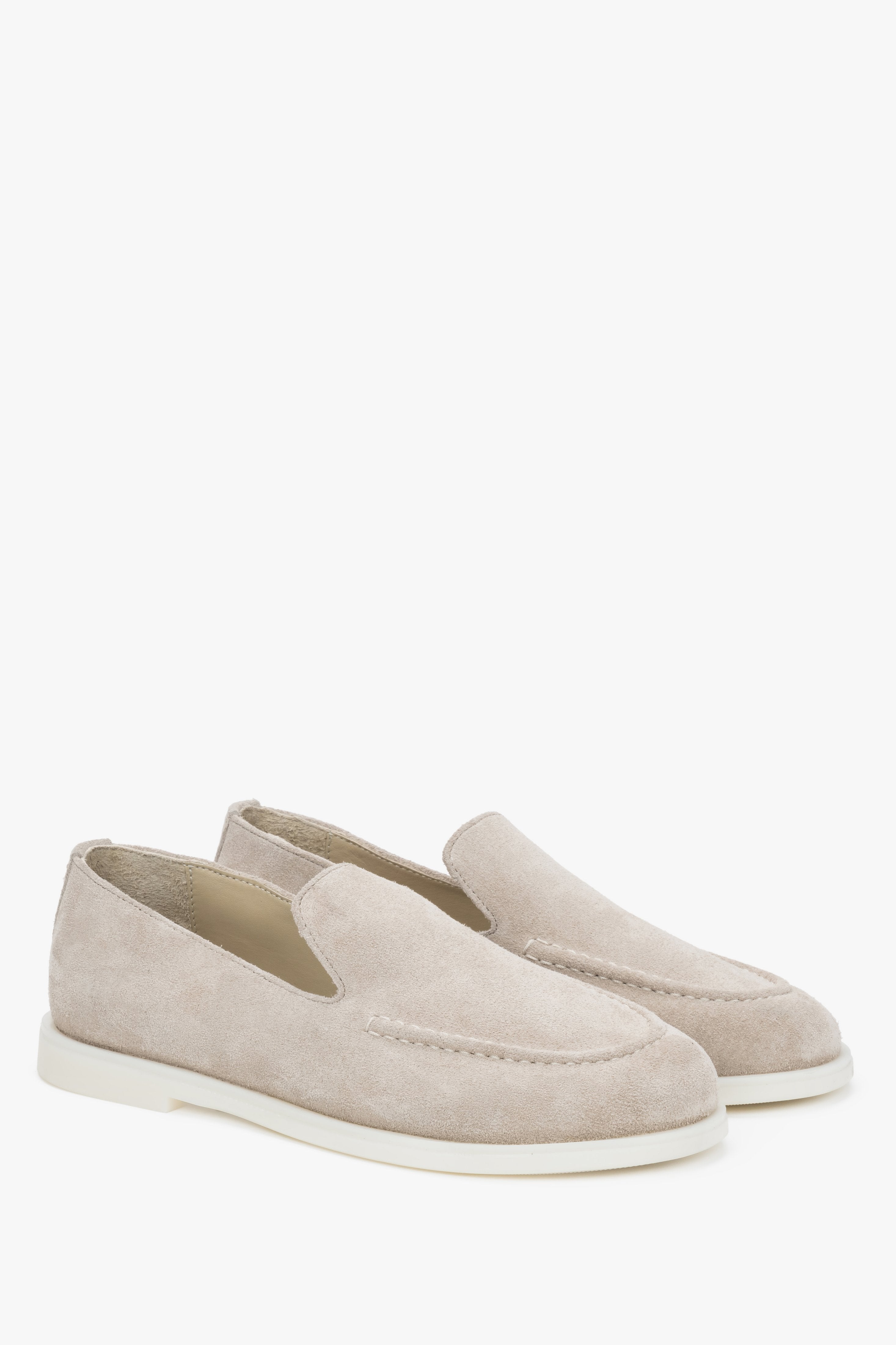 Schräge Ansicht der beigen Damen-Mokassins im Barefoot-Stil aus weichem Veloursleder.