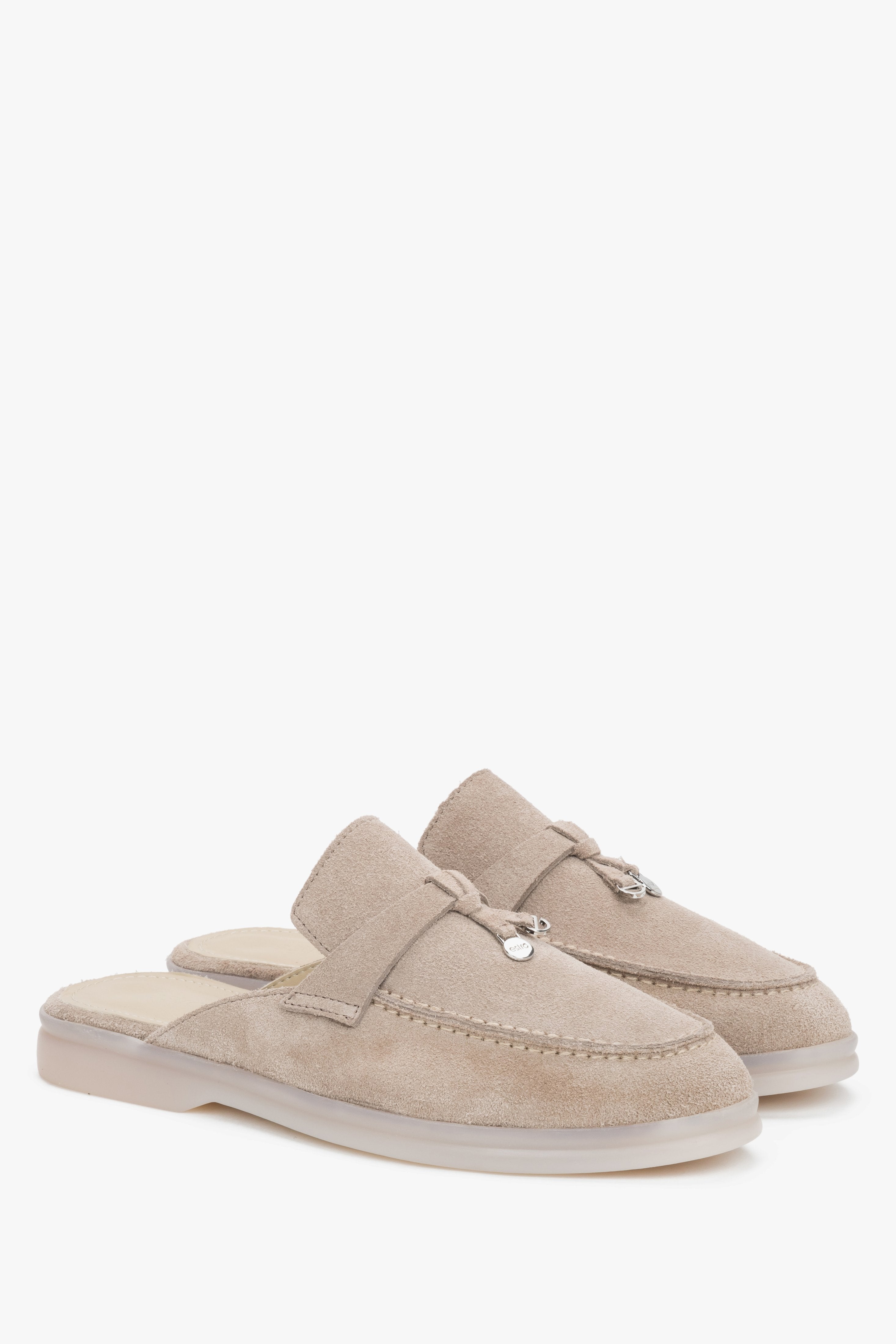 Schräge Seitenansicht der beigen Damen-Mules aus italienischem Premium-Velours.