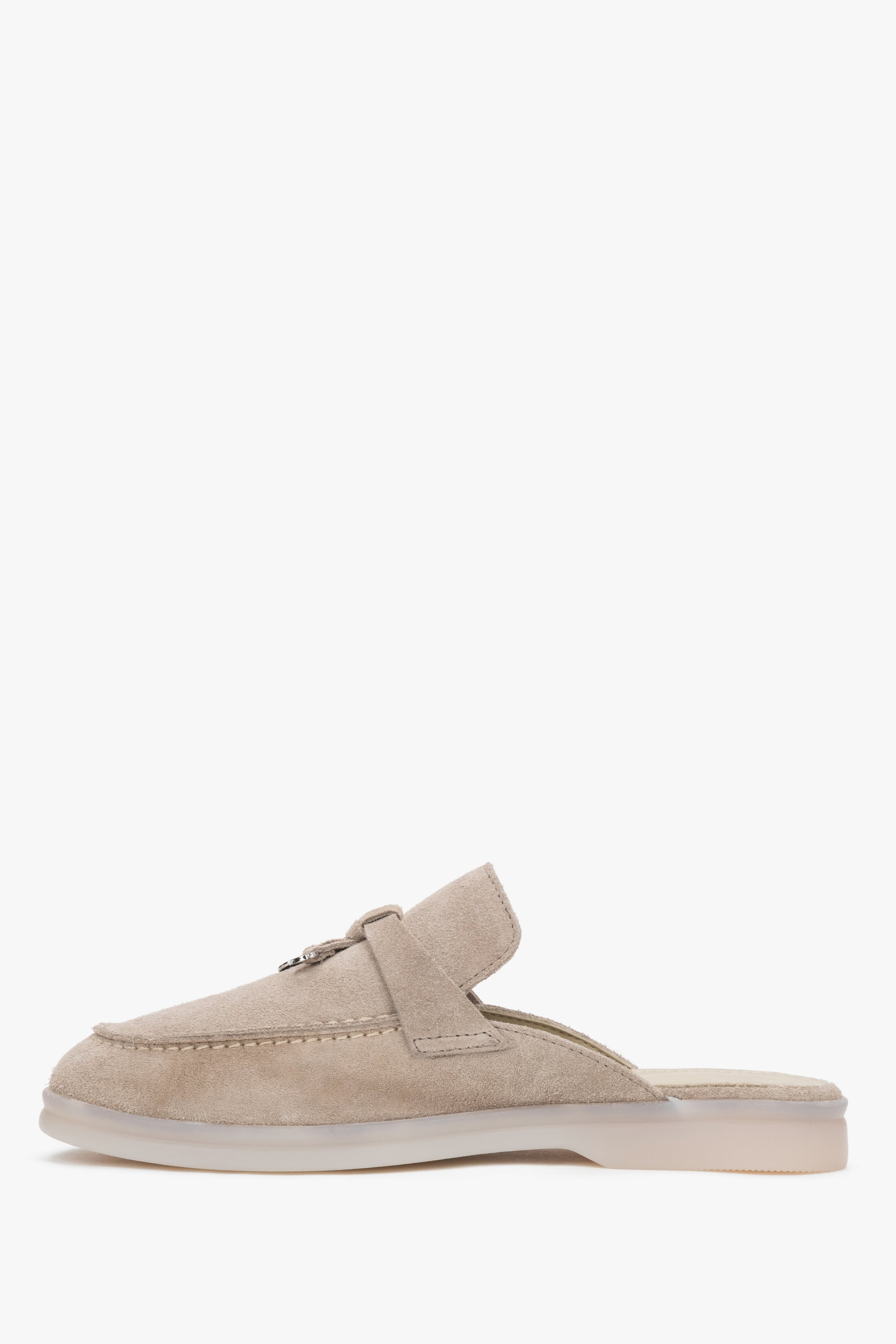 Linke Seitenansicht der flachen beigen Damen-Schlupfschuhe von Estro.