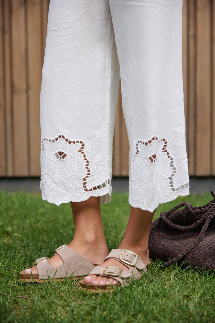 Lifestyle-Bild am Model mit weißer Sommerhose im Gras