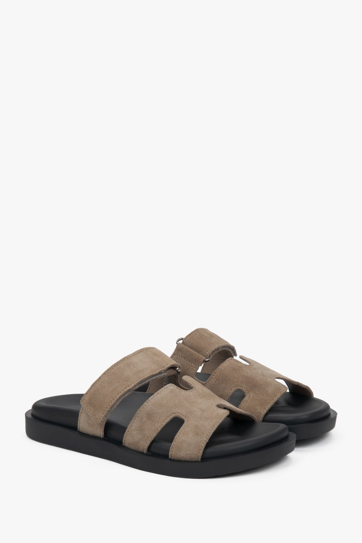 Schräge Ansicht der eleganten Schlupfschuhe für Damen in Beige.