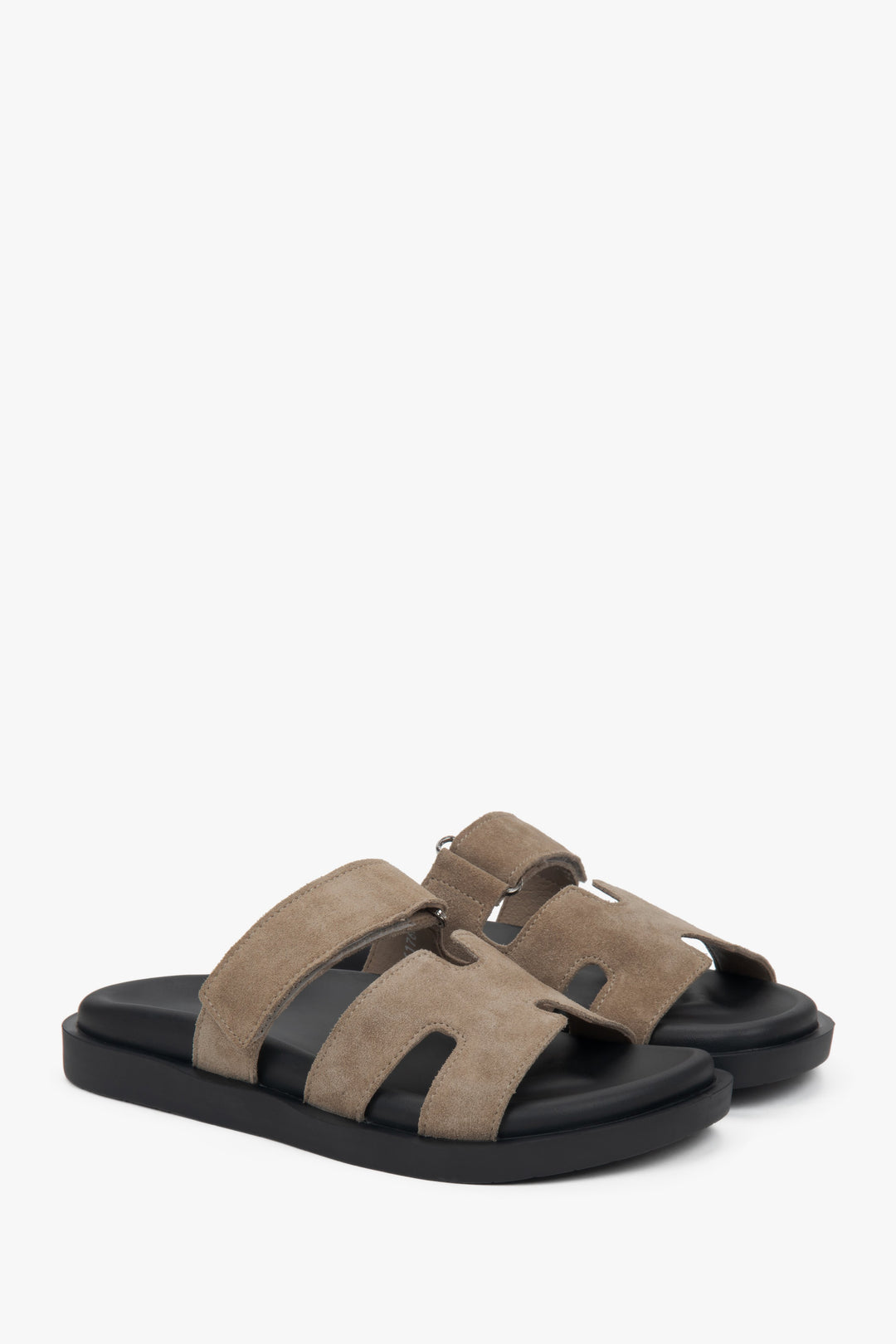 Schräge Ansicht der eleganten Schlupfschuhe für Damen in Beige.