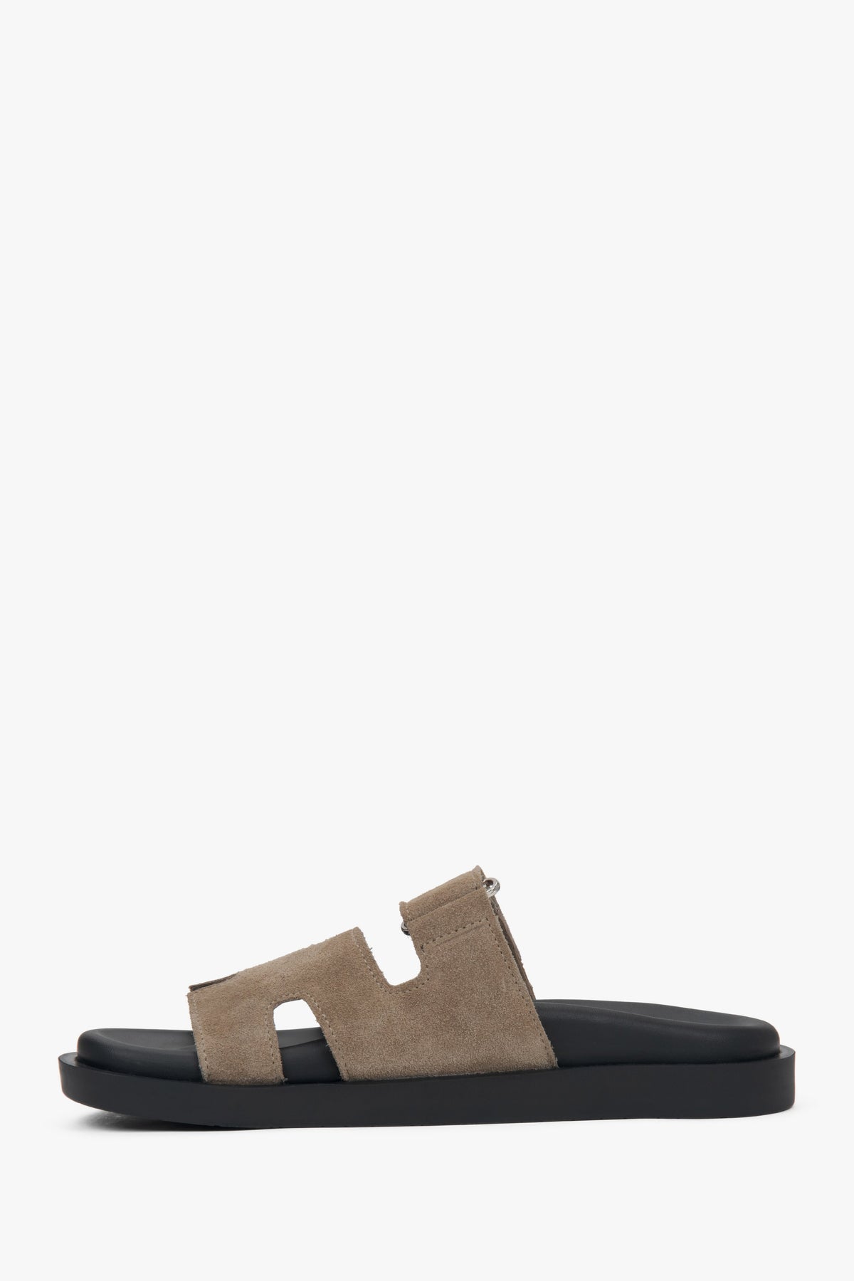 Flache Seitenansicht des Damen-Schuhs mit verstellbarem Riemen.