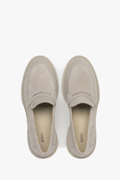 Seitenansicht eines beigen Penny-Loafers für Damen Estro ER00117127