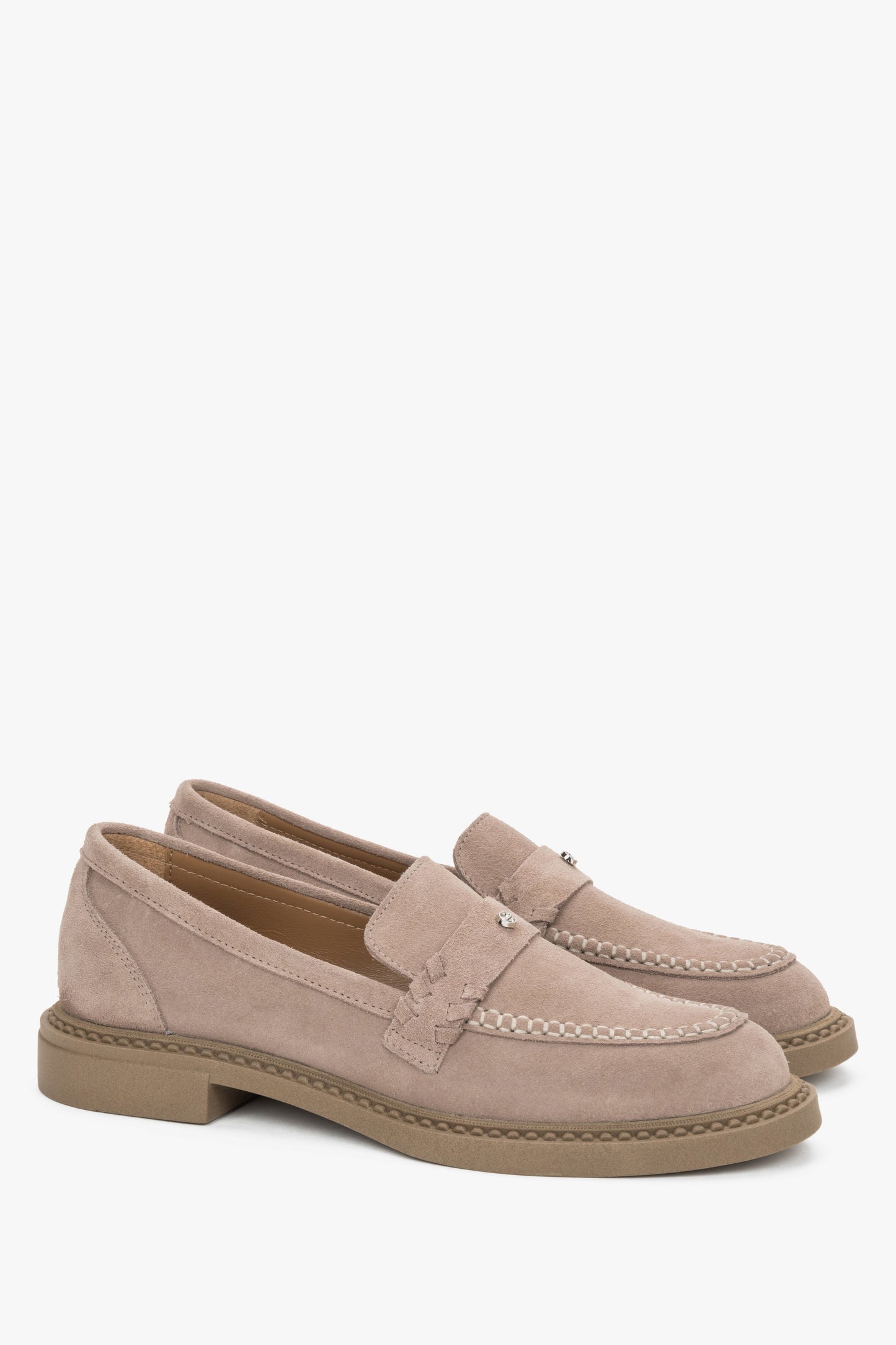 Schrägansicht des beigen Loafers-Paares mit dem klassischen Penny-Strap und Zierniete 