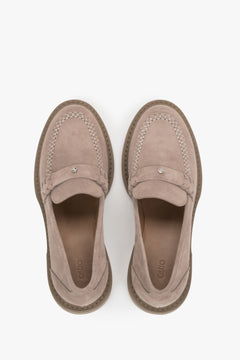 Ansicht der Schuhe von oben mit Fokus auf die runde Kappe und die Ledereinlegesohle 