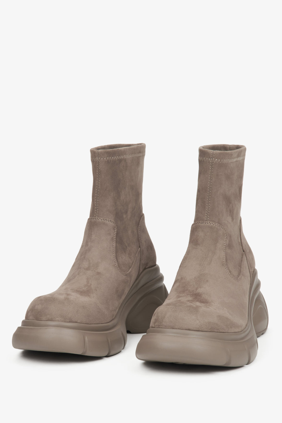 Damen-Stiefeletten aus beigefarbenem Veloursleder von Estro – Modellpräsentation von vorn.