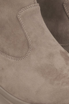 Damen-Stiefeletten aus beigefarbenem Veloursleder von Estro – Detailaufnahme.