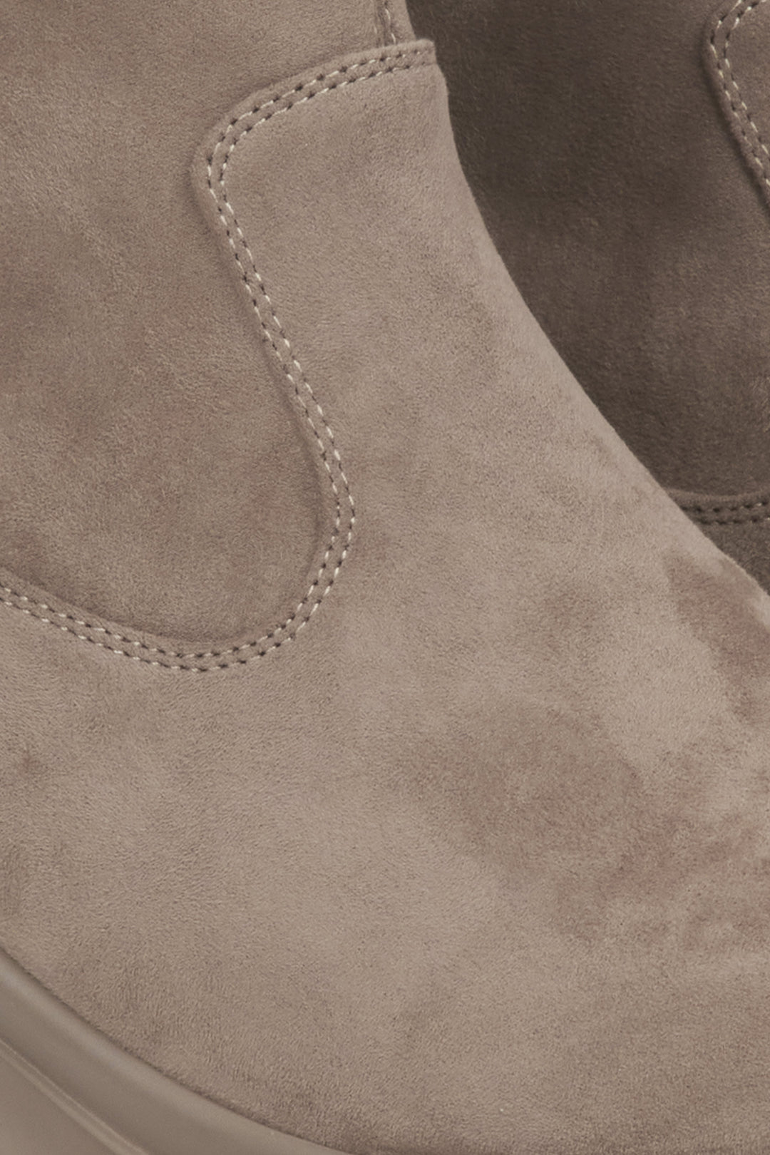 Damen-Stiefeletten aus beigefarbenem Veloursleder von Estro – Detailaufnahme.