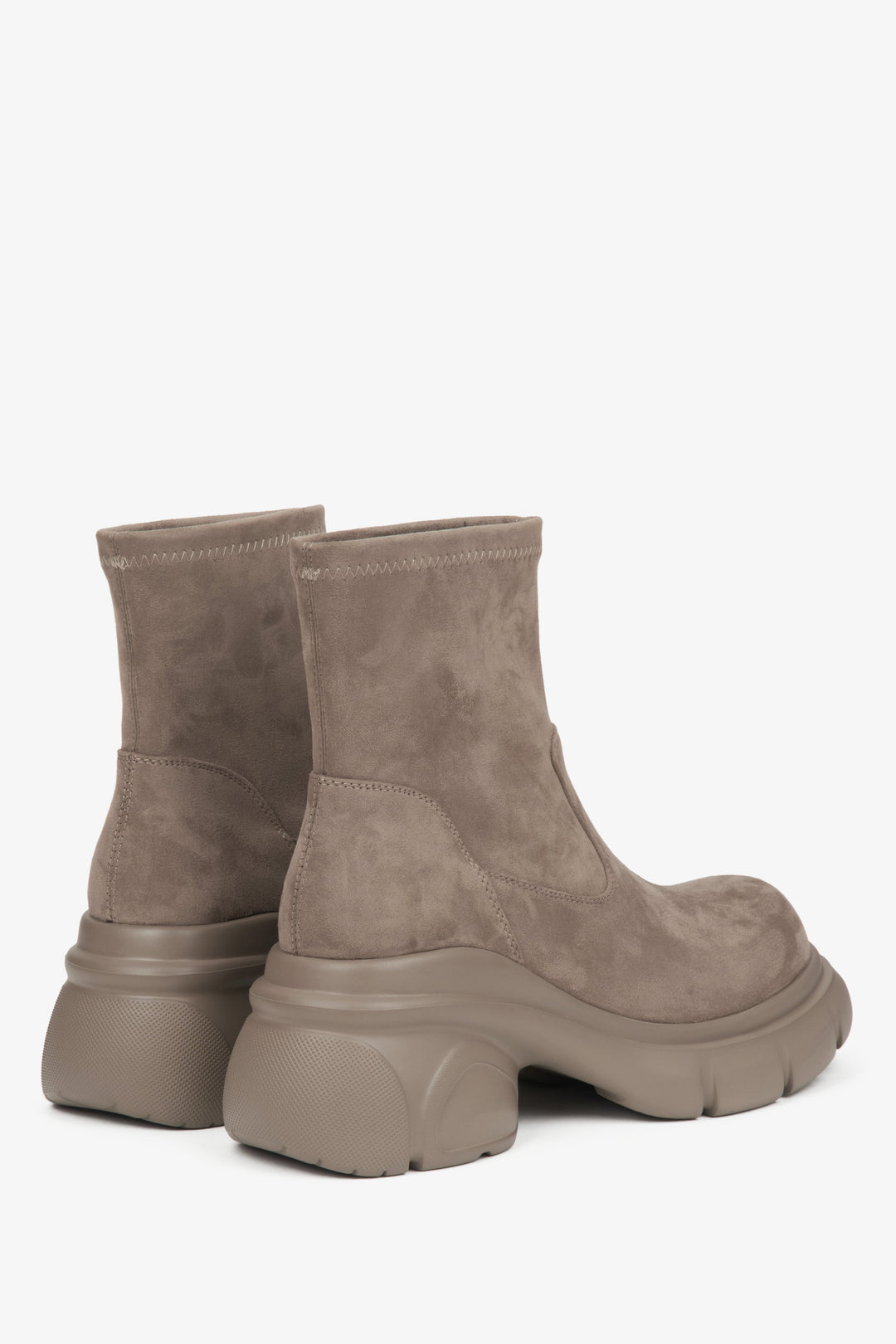 Damen-Chelsea-Boots aus beigefarbenem Veloursleder von Estro – Rückansicht des Modells.