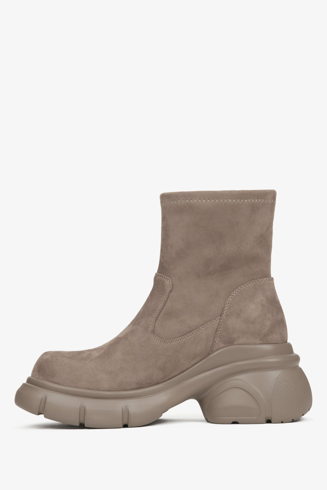 Damen-Stiefeletten aus italienischem beigefarbenem Veloursleder mit flexibler Plateausohle von Estro – Seitenansicht.