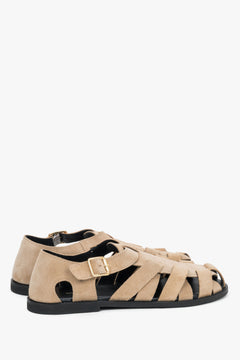 Beige Fisherman-Sandalen aus Veloursleder in schräger Seitenansicht