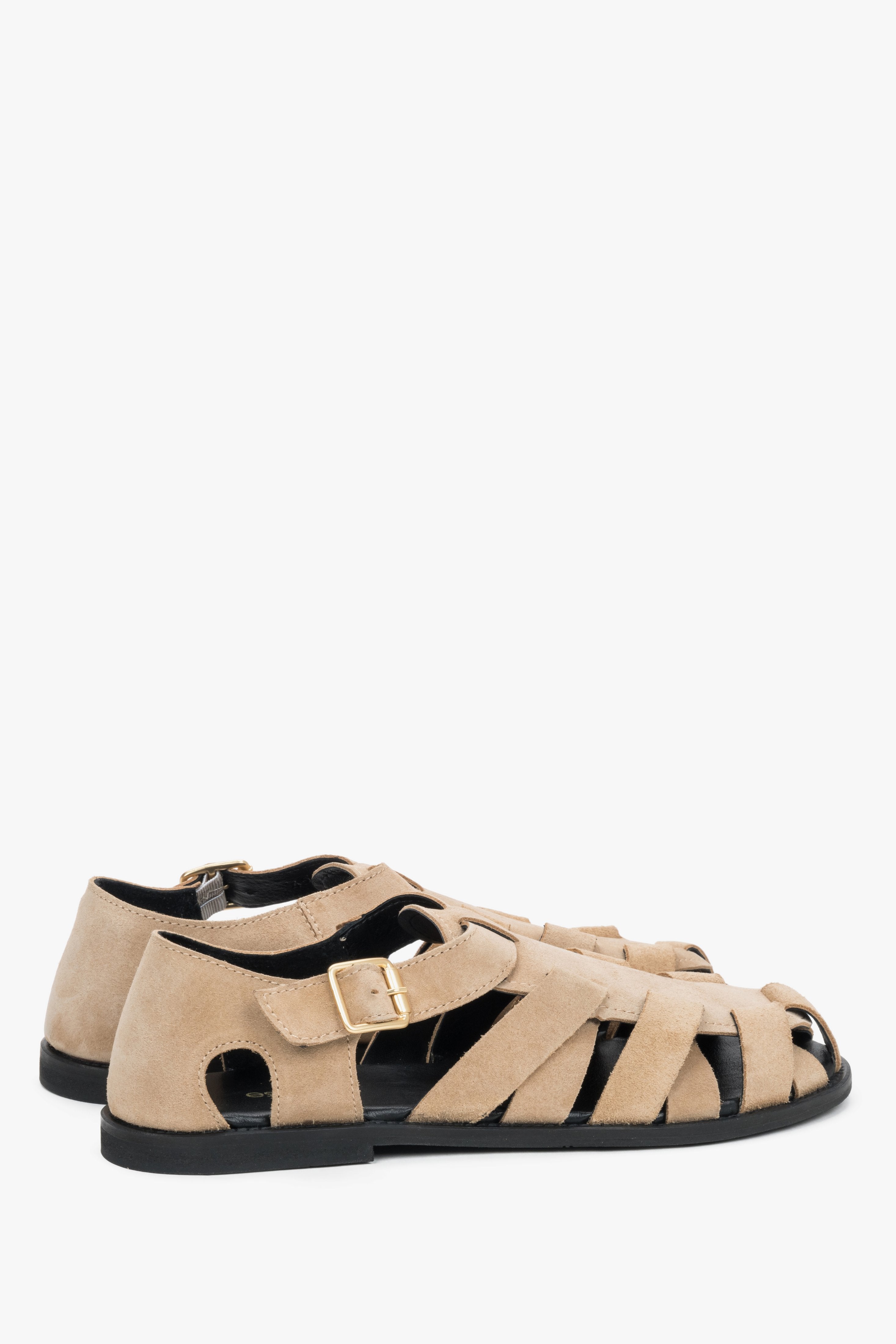 Beige Fisherman-Sandalen aus Veloursleder in schräger Seitenansicht