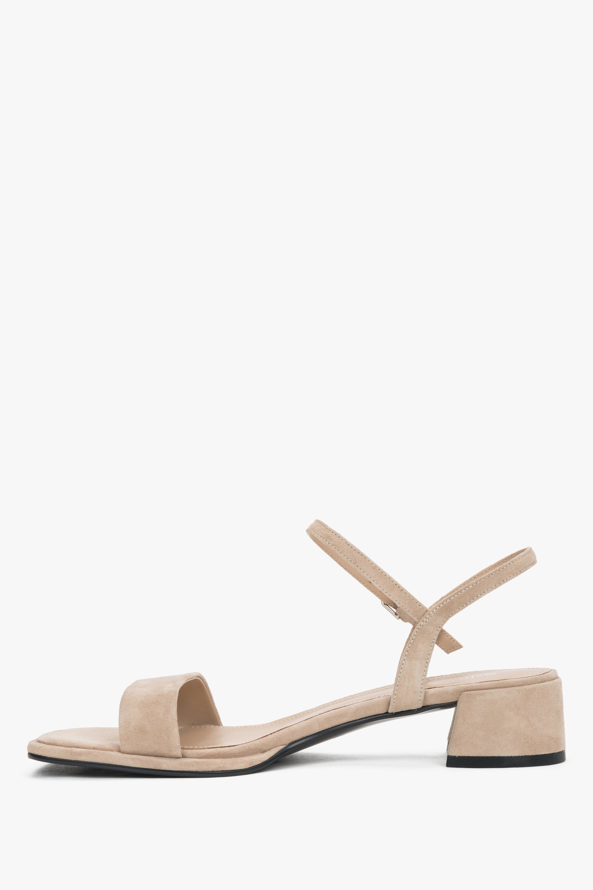 Seitenansicht der beigen Damen-Sandalen mit niedrigem Blockabsatz
