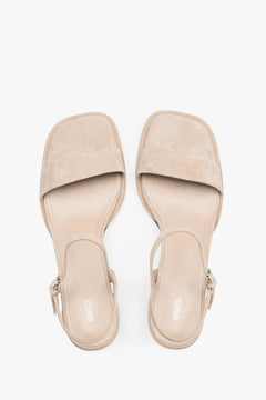 Draufsicht auf beige Damen-Sandalen aus Naturvelours