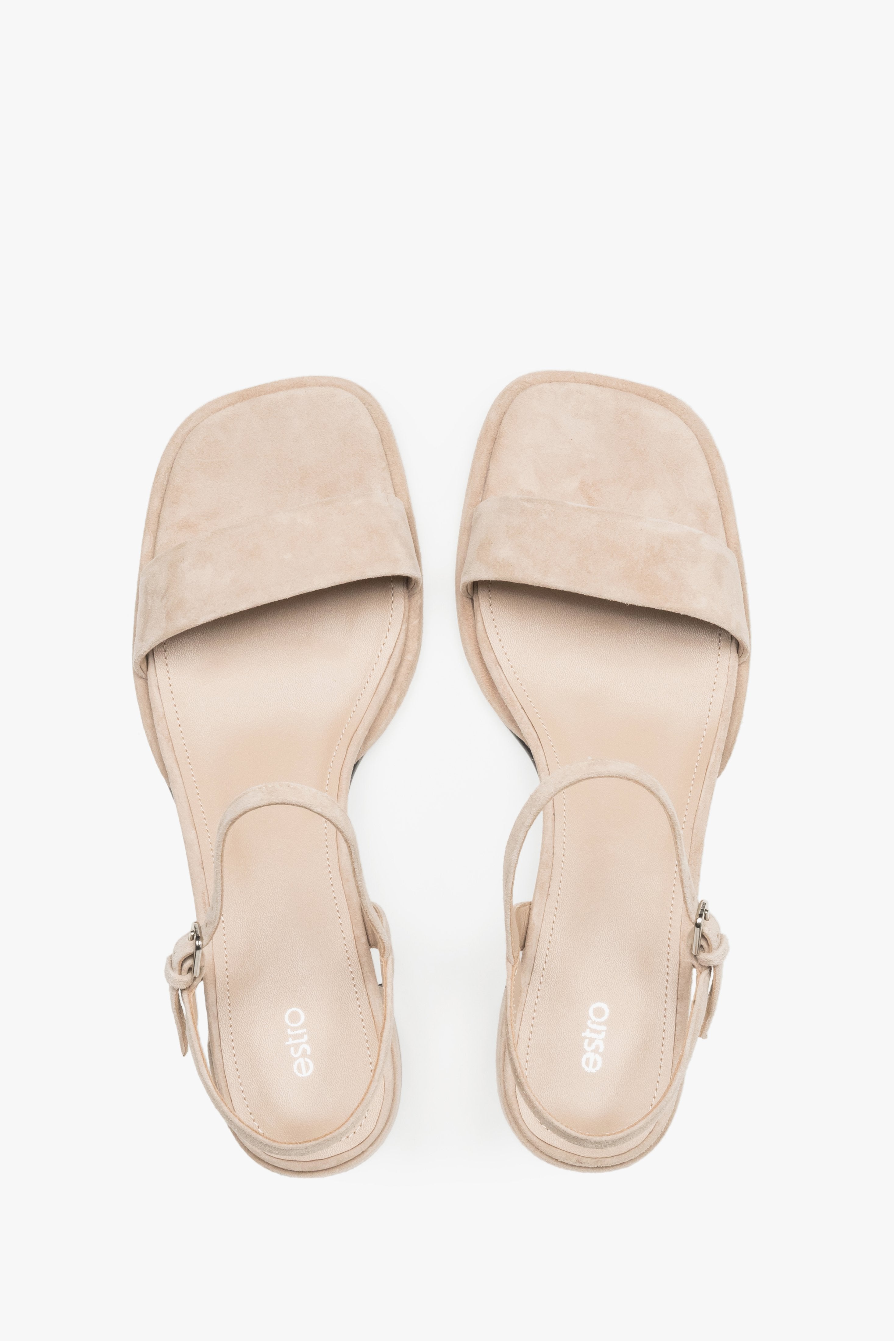 Draufsicht auf beige Damen-Sandalen aus Naturvelours