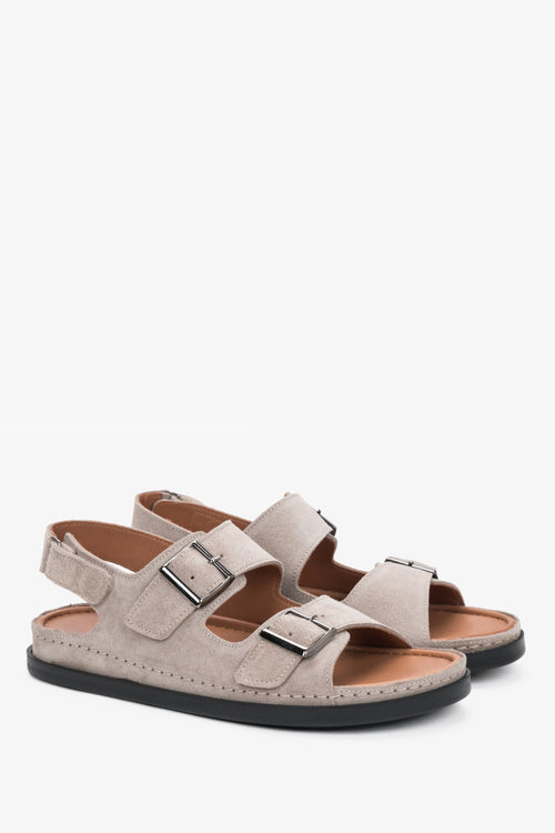 Schrägansicht des Paares beiger Damen-Sandalen mit verstellbaren Riemen