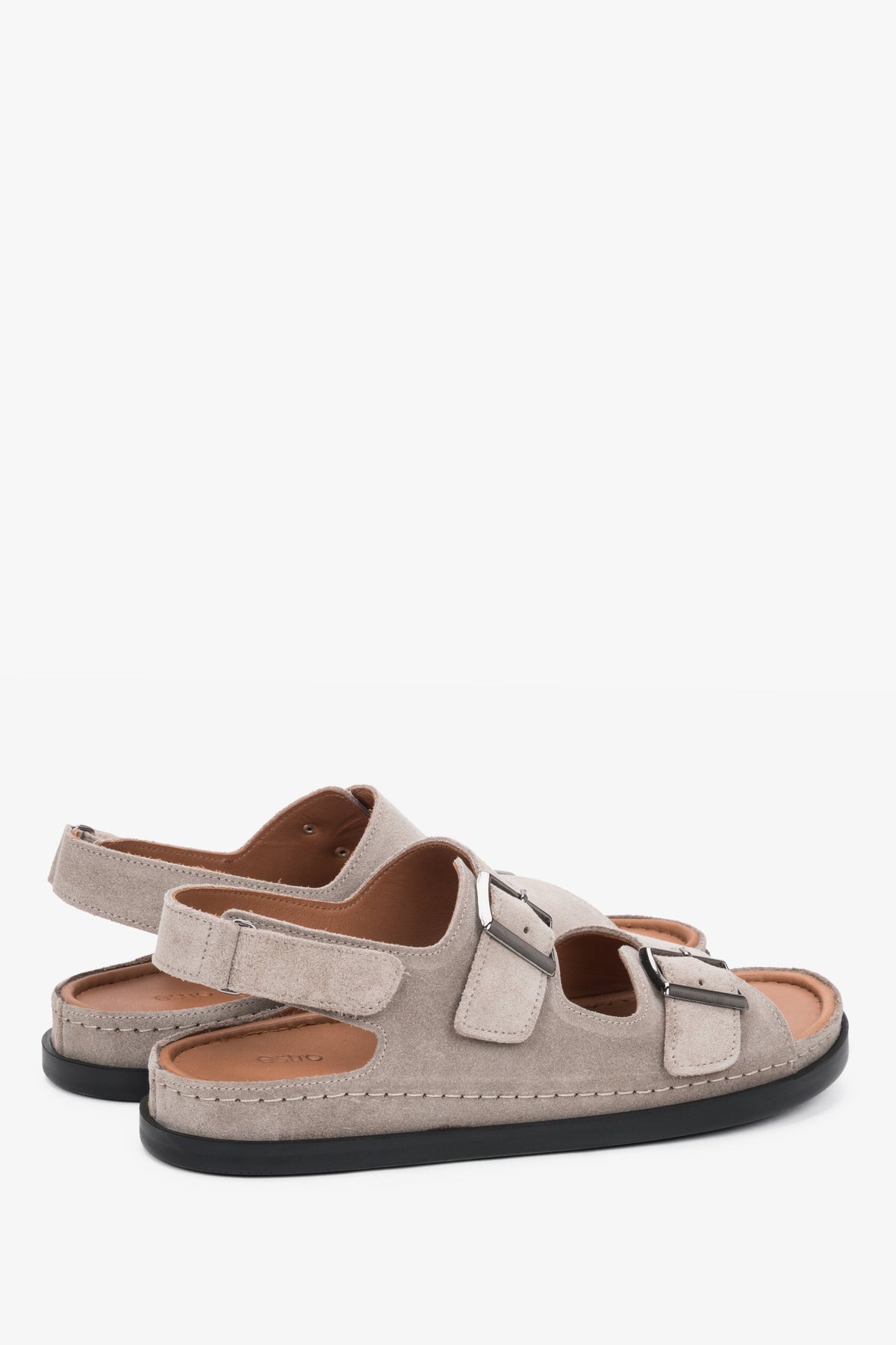 Rückansicht des Paares beiger Damen-Sandalen mit verstellbaren Riemen