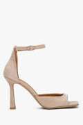 Beige Damen-Sandalette aus natürlichem Veloursleder in seitlicher Ansicht mit Trichterabsatz