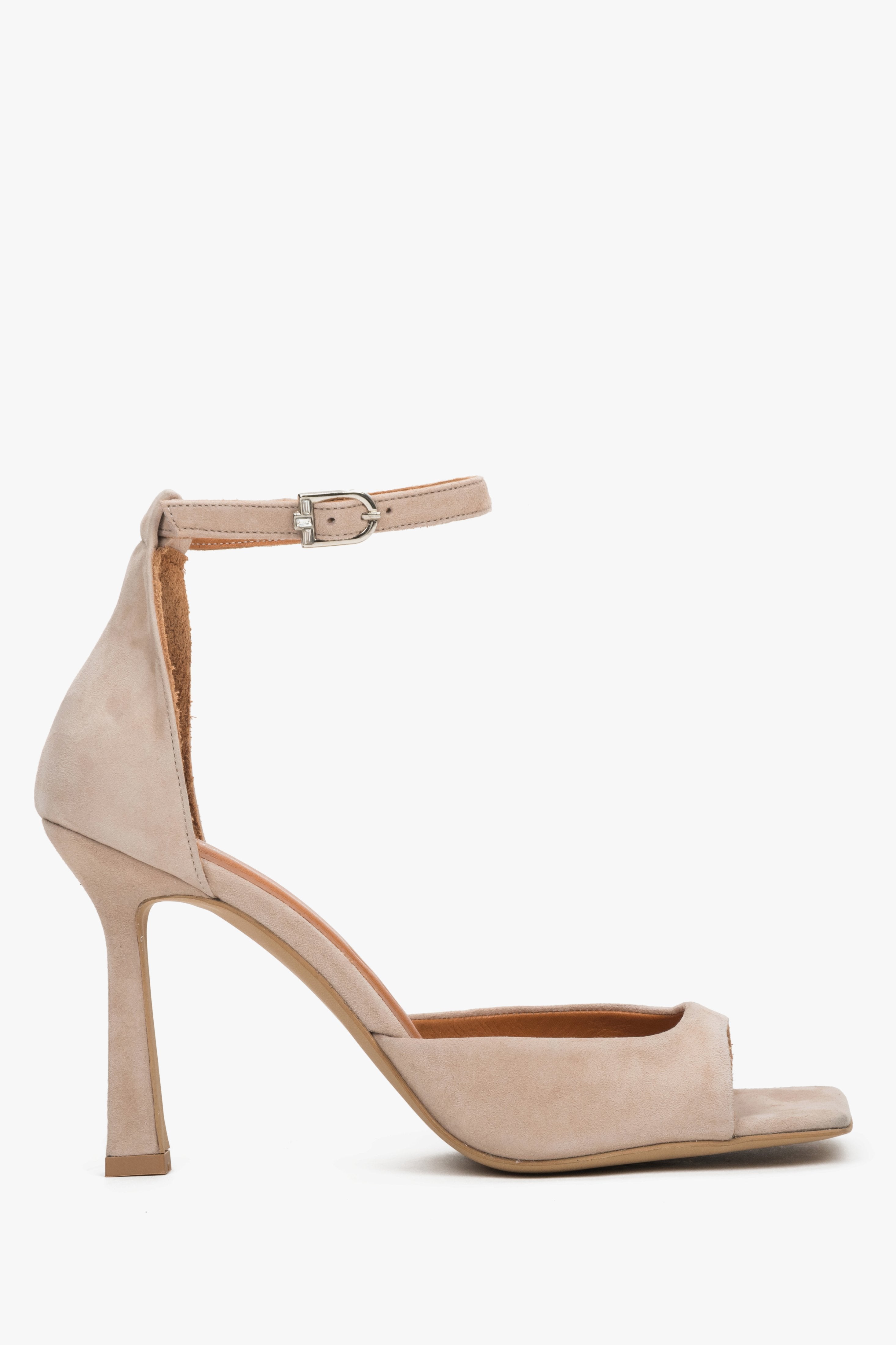 Beige Damen-Sandalette aus natürlichem Veloursleder in seitlicher Ansicht mit Trichterabsatz