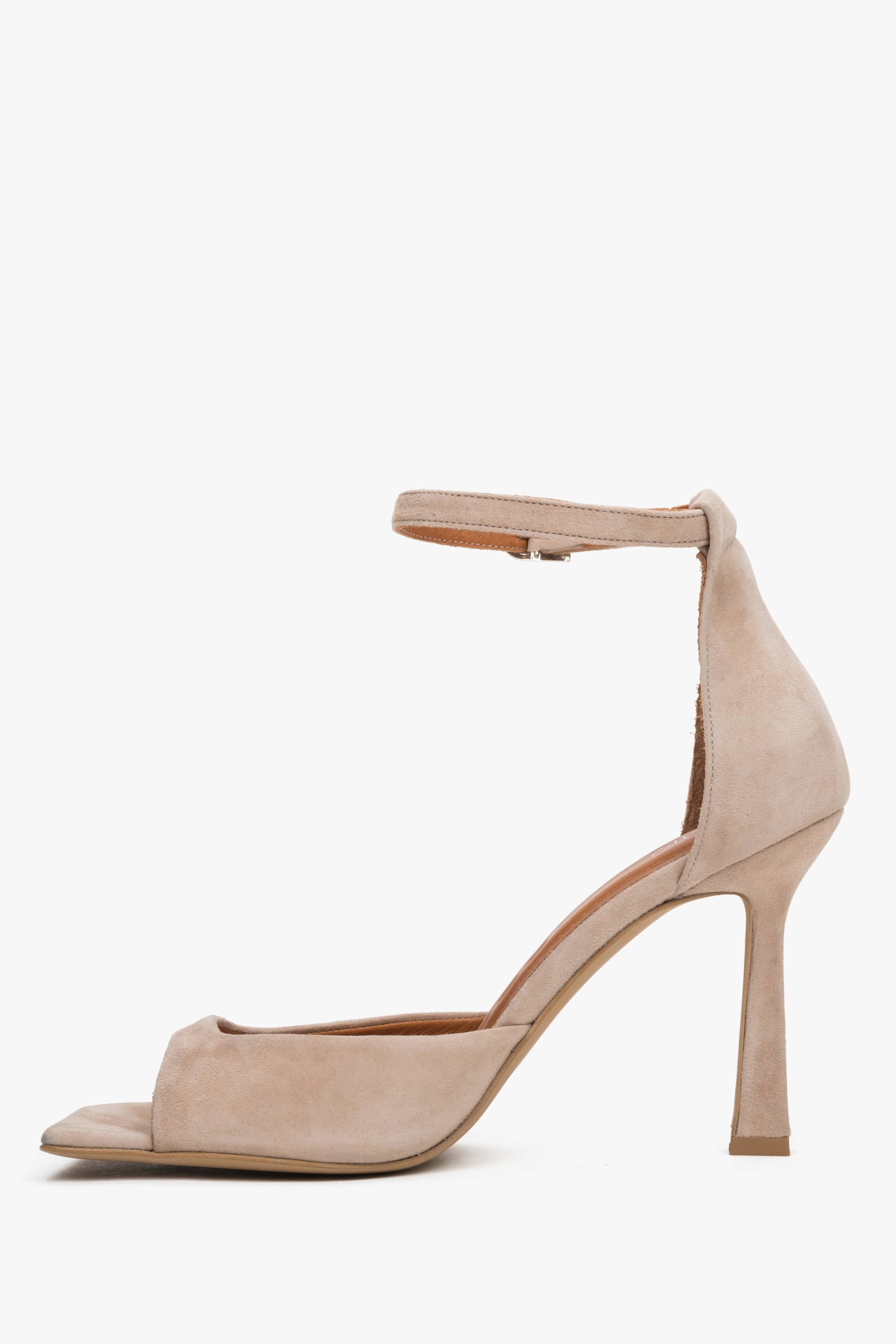 Beige Damen-Sandalette aus natürlichem Veloursleder in seitlicher Profilansicht mit hohem Absatz