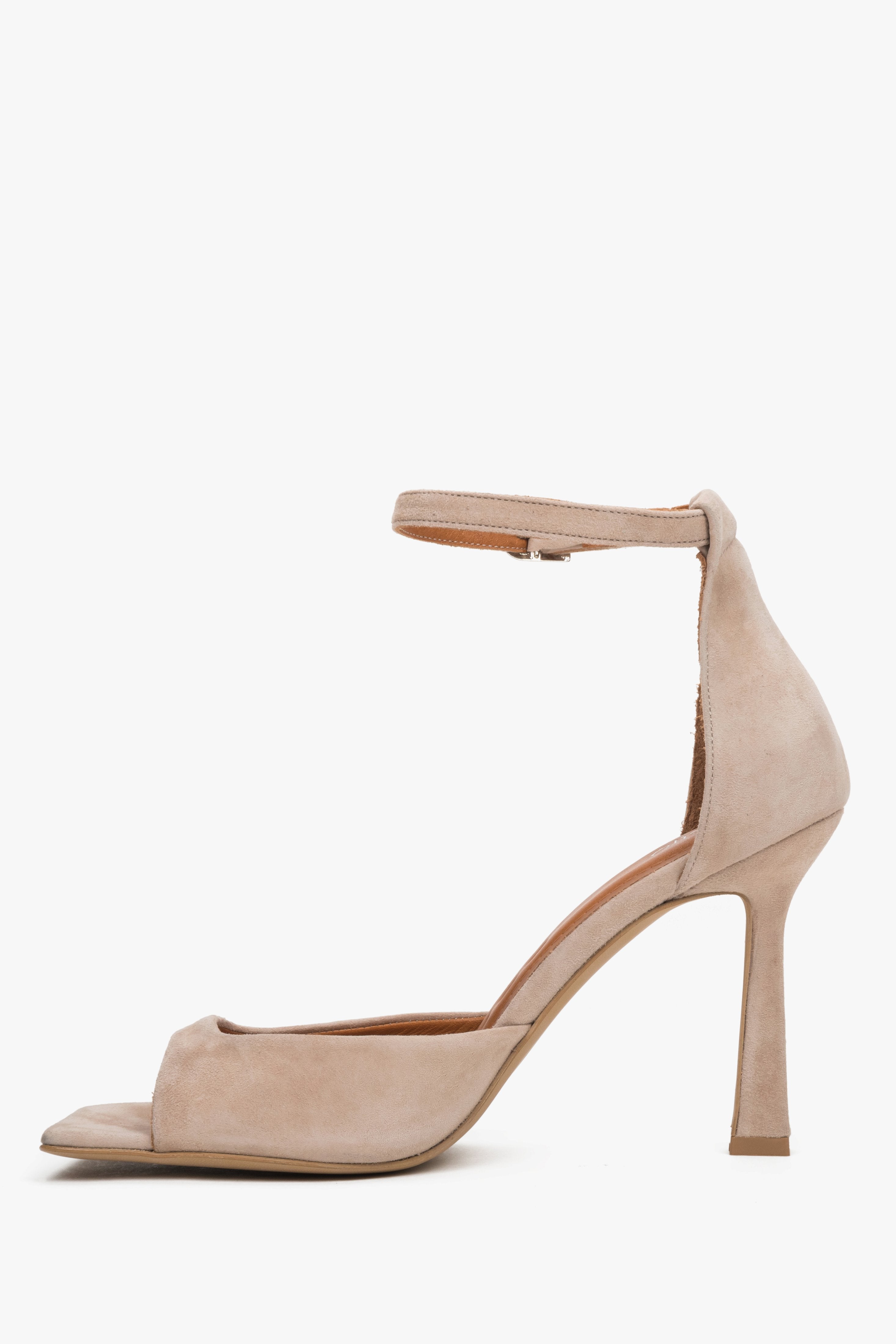 Beige Damen-Sandalette aus natürlichem Veloursleder in seitlicher Profilansicht mit hohem Absatz
