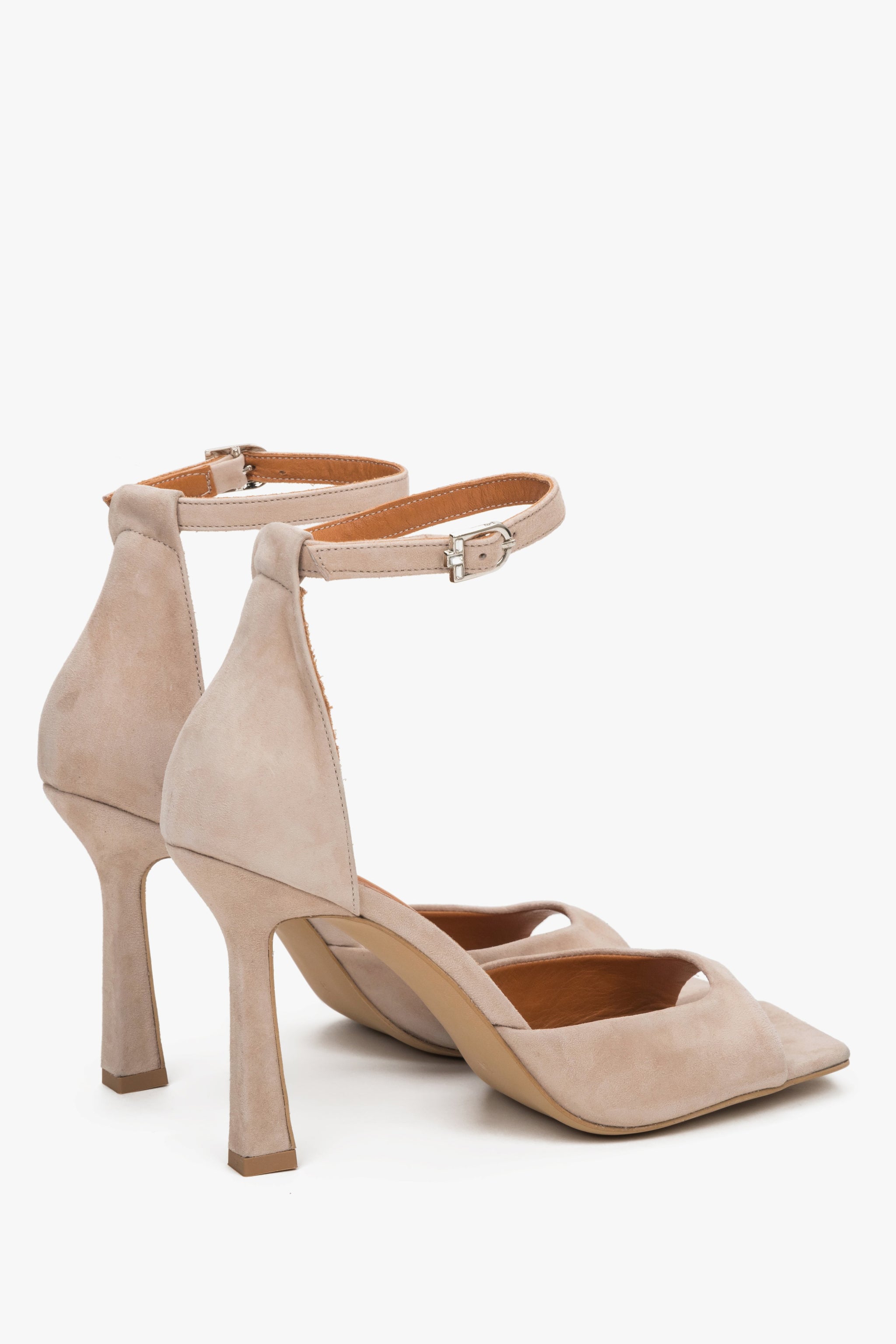Beige Damen-Sandaletten aus natürlichem Veloursleder in schräger Seitenansicht mit Trichterabsatz