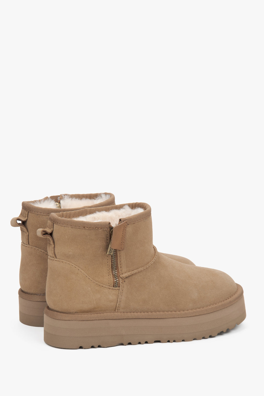 Beige Damen-Winterstiefel aus Velours mit Pelz.
