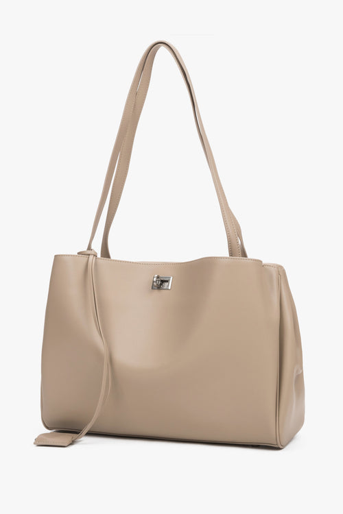 Beige Damen-Schultertasche aus echtem Leder von Estro in schräger Vorderansicht