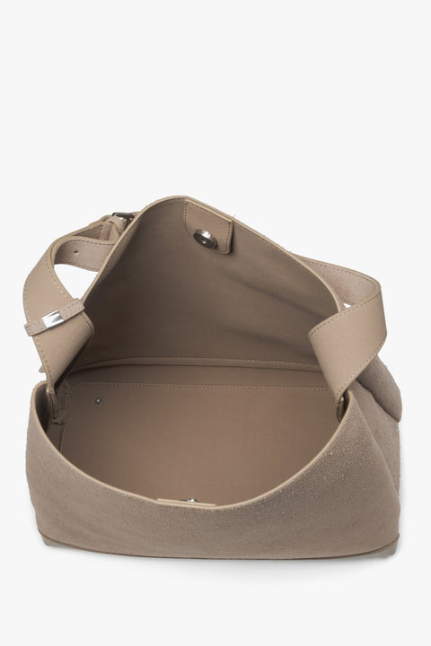 Eine stilvolle beigefarbene Damenhandtasche von Estro, aus echtem Veloursleder gefertigt, für ein bequemes Tragen über der Schulter – Innenansicht des Modells.
