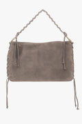 Frontale Ansicht der beigen Velours-Schultertasche mit geflochtenem Griff und dekorativen Kordeln im Boho-Stil 