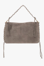 Frontale Ansicht der beigen Velours-Schultertasche mit geflochtenem Griff und dekorativen Kordeln im Boho-Stil 