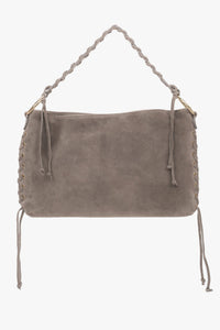 Frontale Ansicht der beigen Velours-Schultertasche mit geflochtenem Griff und dekorativen Kordeln im Boho-Stil 