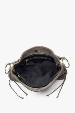Ansicht der geöffneten Tasche von oben zur Veranschaulichung der drei separaten, geräumigen Innenfächer 
