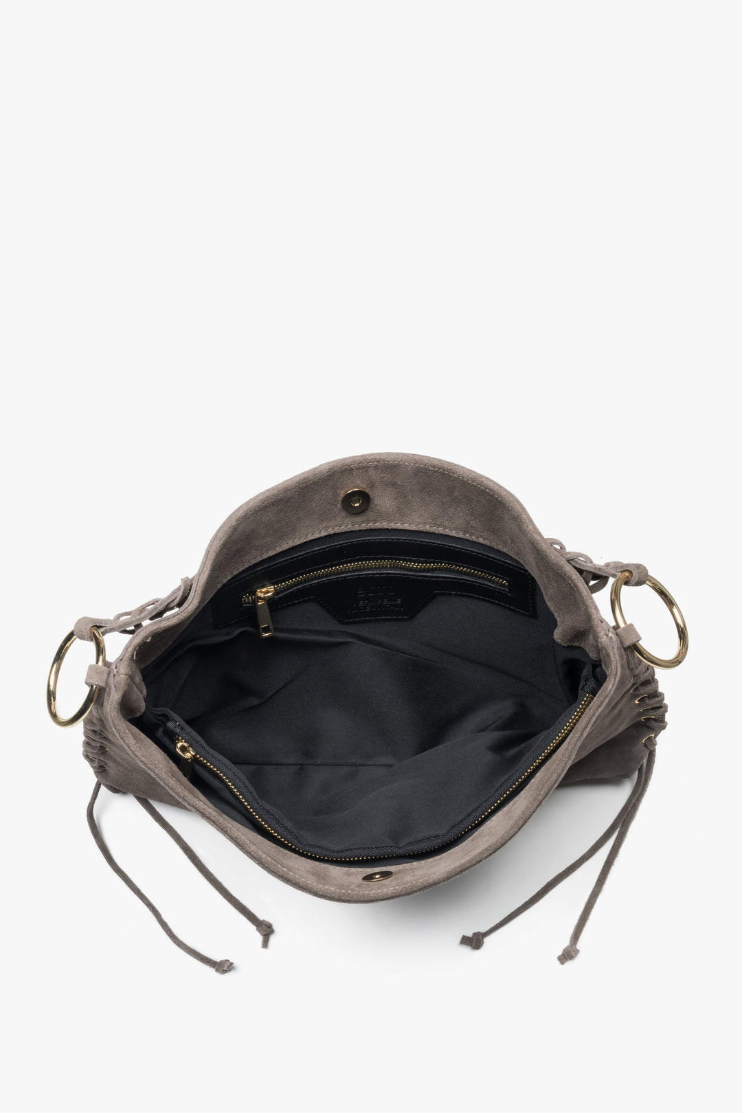 Ansicht der geöffneten Tasche von oben zur Veranschaulichung der drei separaten, geräumigen Innenfächer 