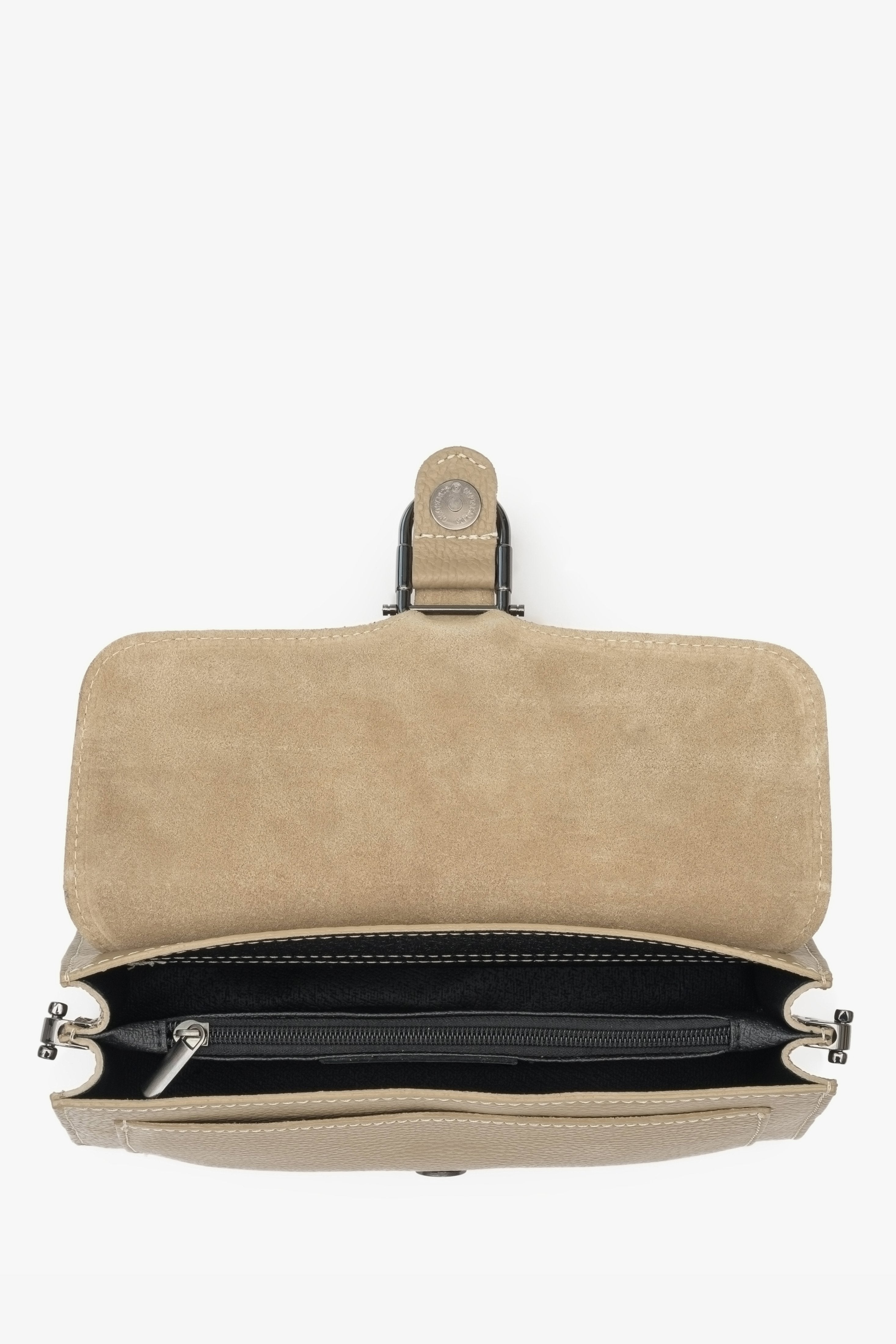Ansicht der geöffneten Tasche zur Veranschaulichung der zwei Innenfächer und des Textilfutters 