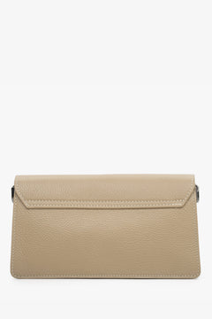 Rückwärtige, flache Ansicht der beigen Ledertasche mit puristischem Design 
