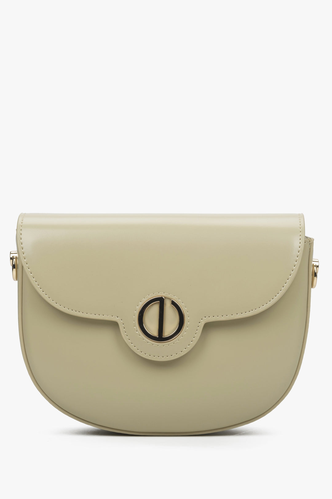 Beige Damen-Umhängetasche mit goldenen Beschlägen.