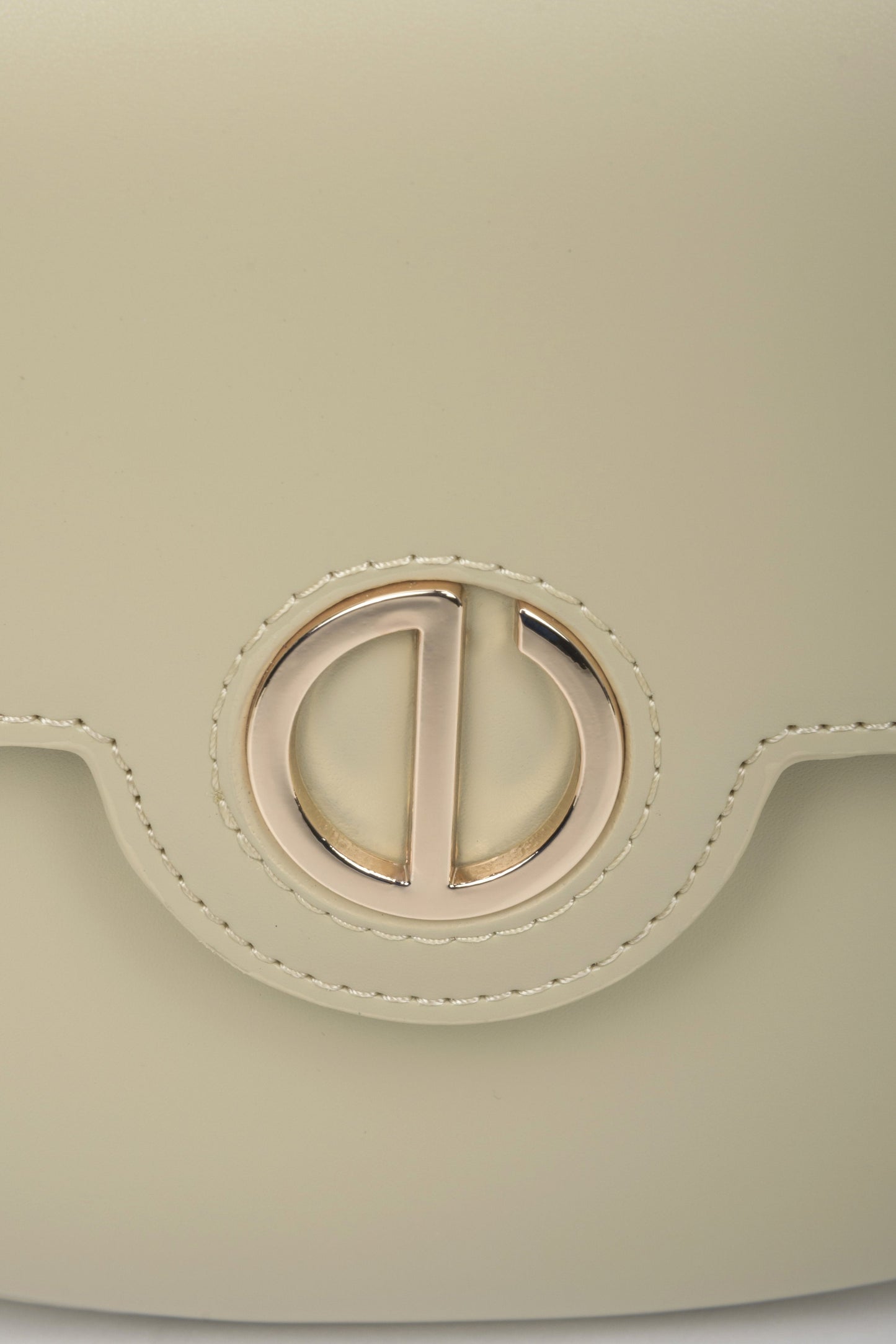 Beige Damen-Umhängetasche von Estro – Nahaufnahme der Details.